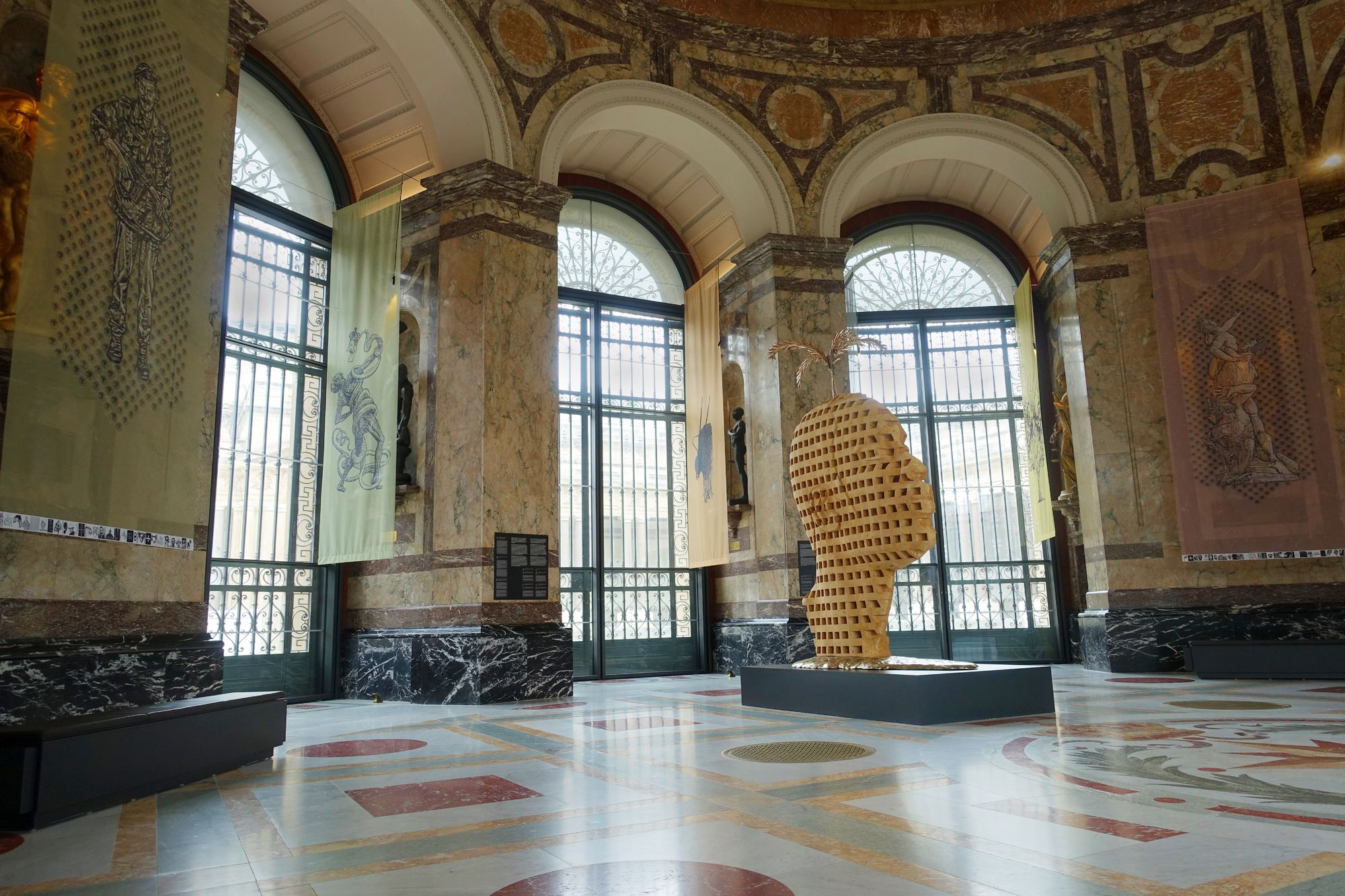 De kunstwerken van Aimé Mpane en Jean-Pierre Müller in de grote rotonde van het museum. © Tim Debroyer
